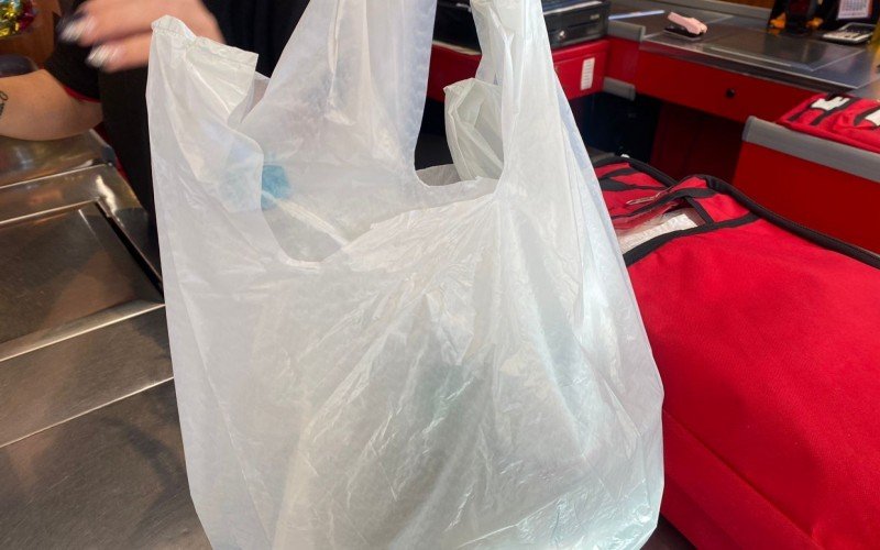 Sacolas plásticas tem distribuição gratuita proibida em Gramado