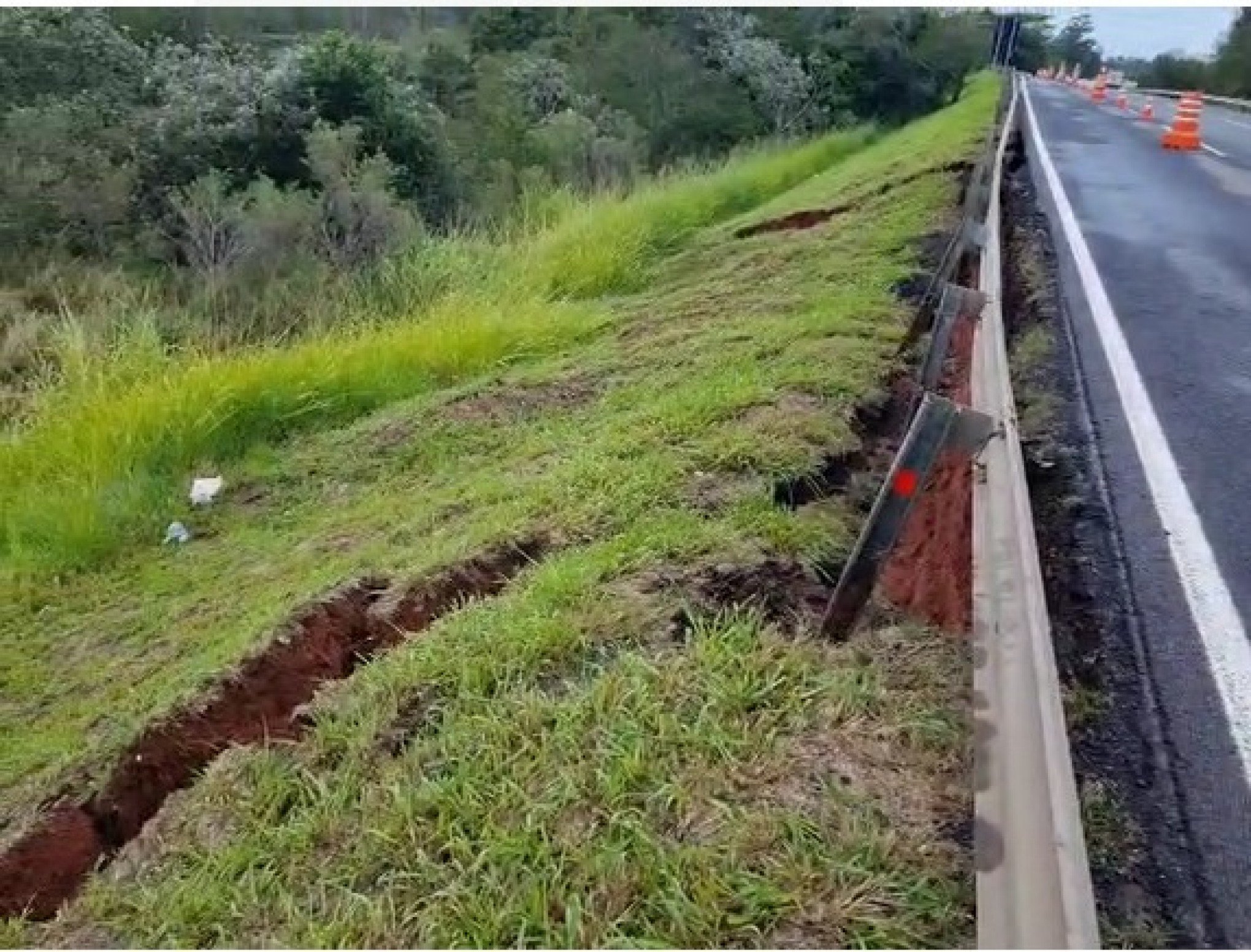 BR 376 segue interditada e tem risco de desmoronar – BR 277 foi liberada -  Trucão Comunicação em Transporte