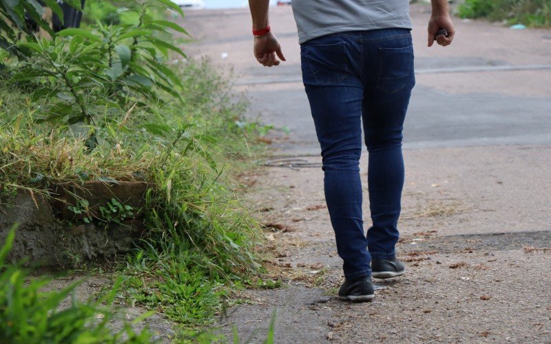 Obstáculos nas calçadas dificultam a passagem de pedestres em Novo Hamburgo; saiba o que pode e o que não pode