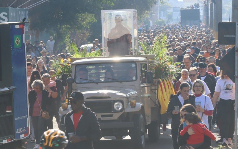 Durante a procissão, imagem de Padre Reus é levada em carro aberto