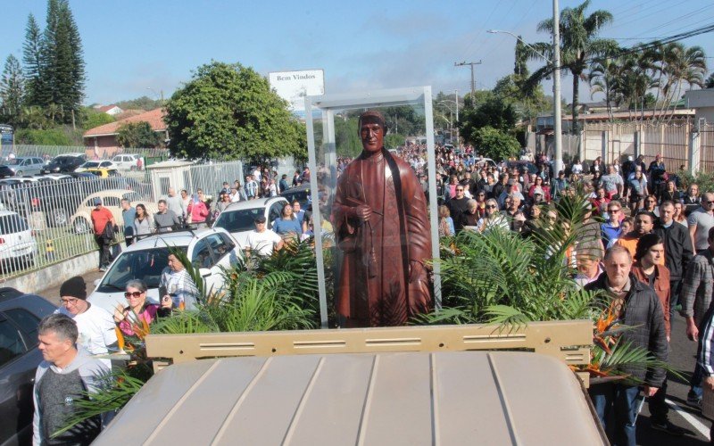 Imagem de Padre Reus é levada em carro aberto durante percurso da romaria
