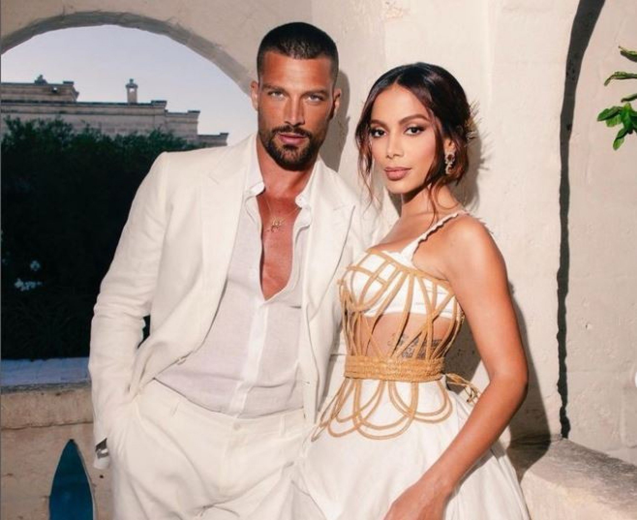 Novo casal? Simone Susinna chama Anitta de "esposa" e cantora