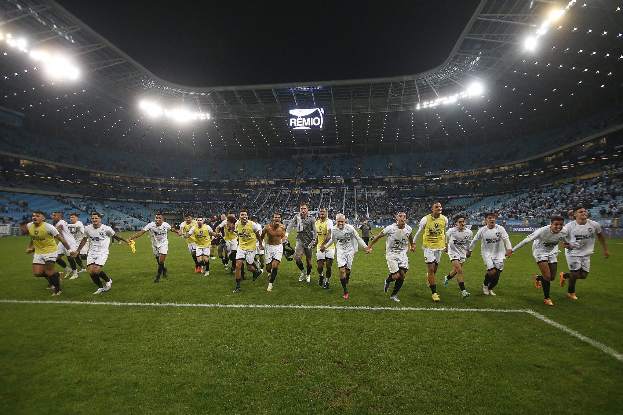 Voo que leva o time do Botafogo para Argentina precisa fazer pouso para manutenção em Porto Alegre
