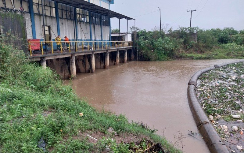 Com menos chuva, bombas evitam transbordo do Arroio Gauchinho mesmo com um equipamento a menos