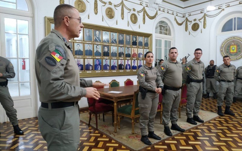 Comandante-geral da BM, coronel Cláudio dos Santos Feoli, homenageou policiais do 25º BPM na sede do Comando-geral, em Porto Alegre 