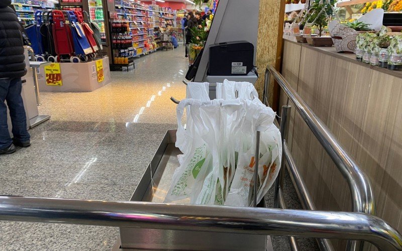 Sacolas plásticas seguem sendo distribuídas