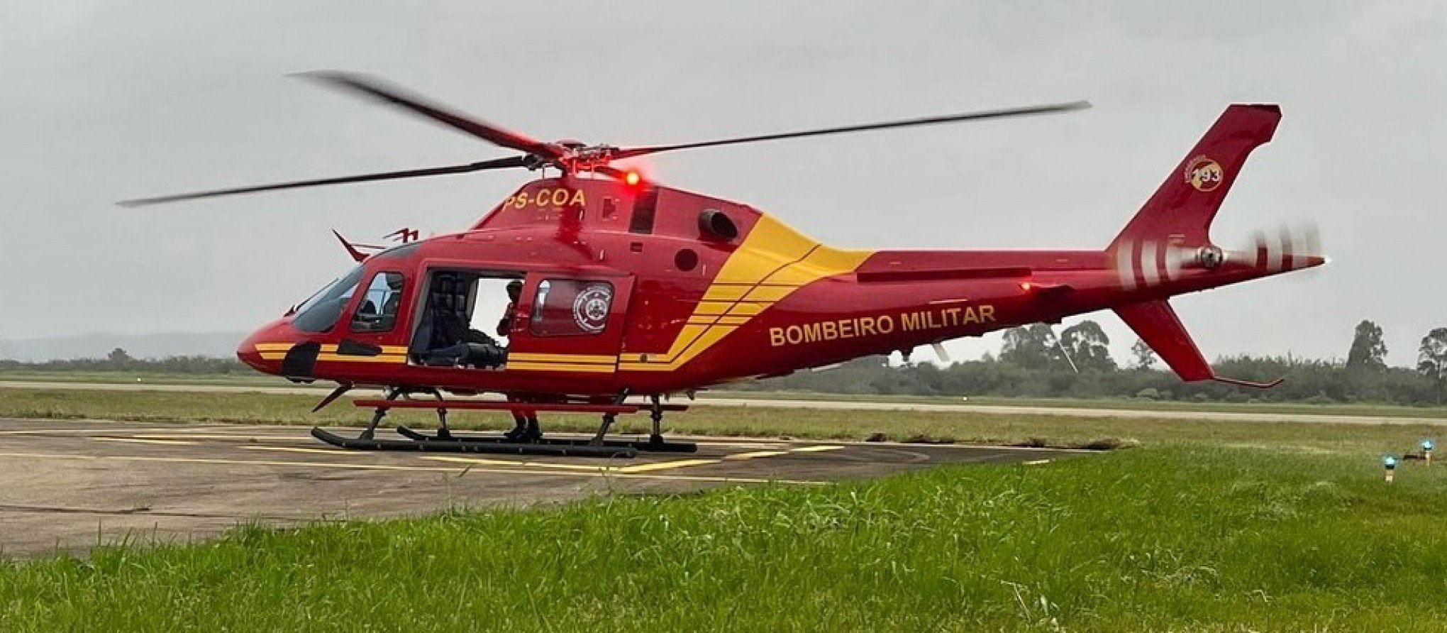 Primeiro helicóptero do Corpo de Bombeiros Militar do Rio Grande do Sul chega à Base Aérea de Canoas