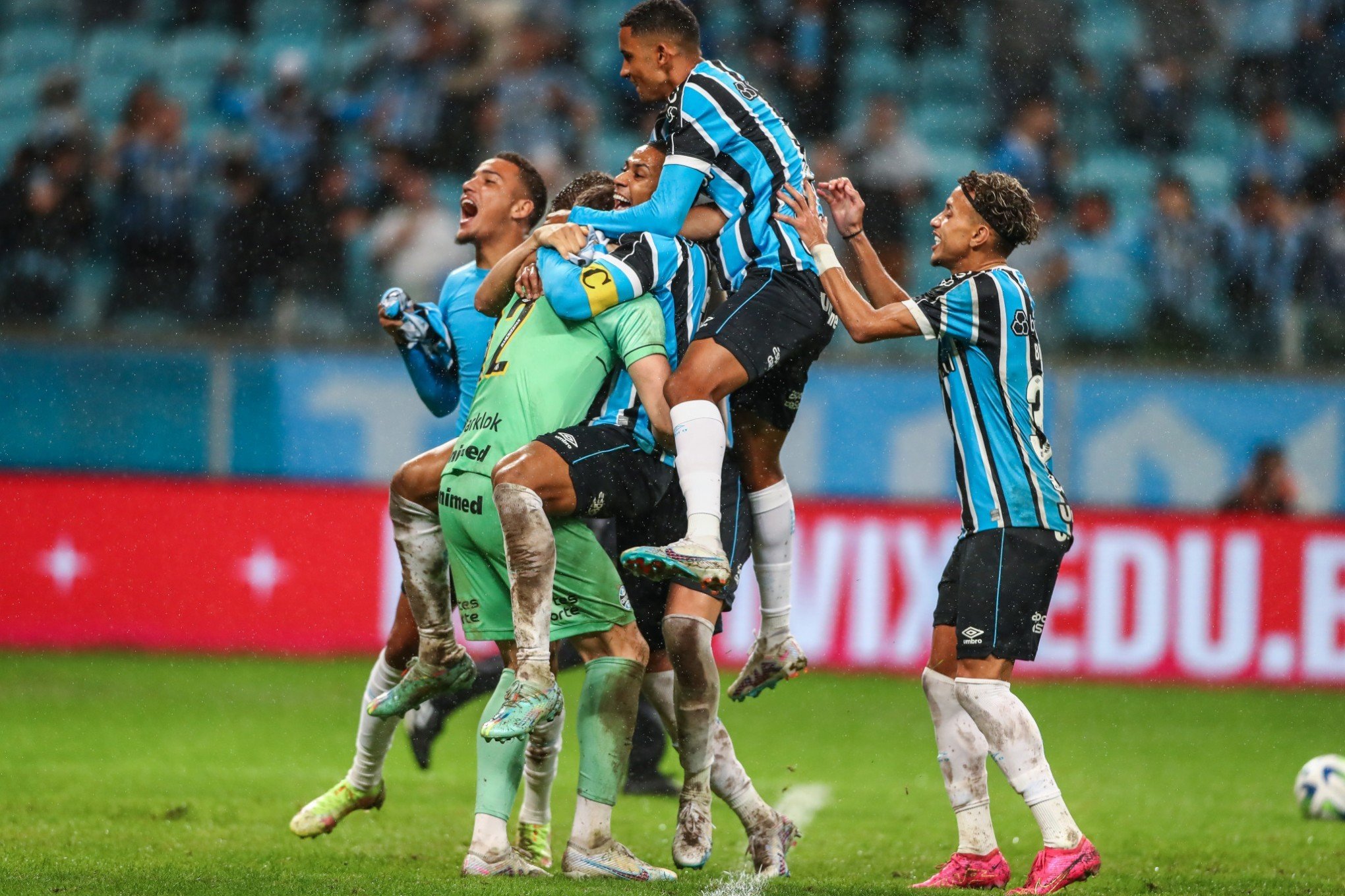 Gabriel Grando pega dois pênaltis e garante o Grêmio nas semifinais da Copa do Brasil