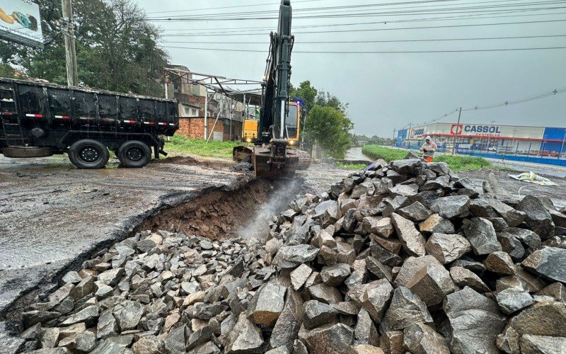 Cratera se formou na BR-116 e causa transtornos no trÃ¢nsito em Sapucaia do Sul