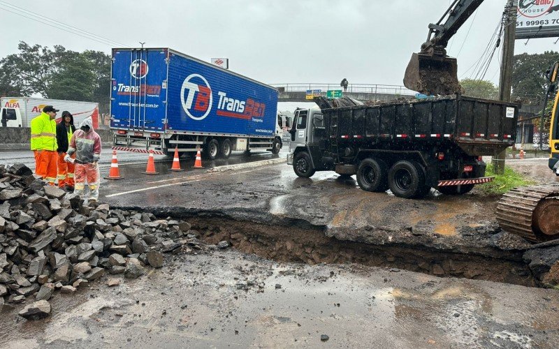 Cratera se formou na BR-116 e causa transtornos no trÃ¢nsito em Sapucaia do Sul