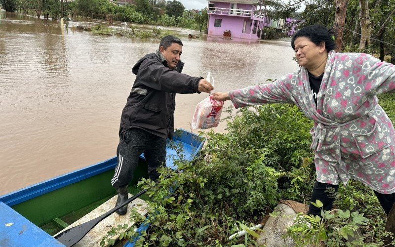 Beto levou alimento de barco para a prima Jaqueline | Jornal NH