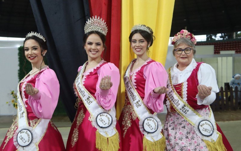 Segunda princesa, Chaiane, rainha, Mariana, primeira princesa, Jéssica, e oma, Amália convidam para a festa 