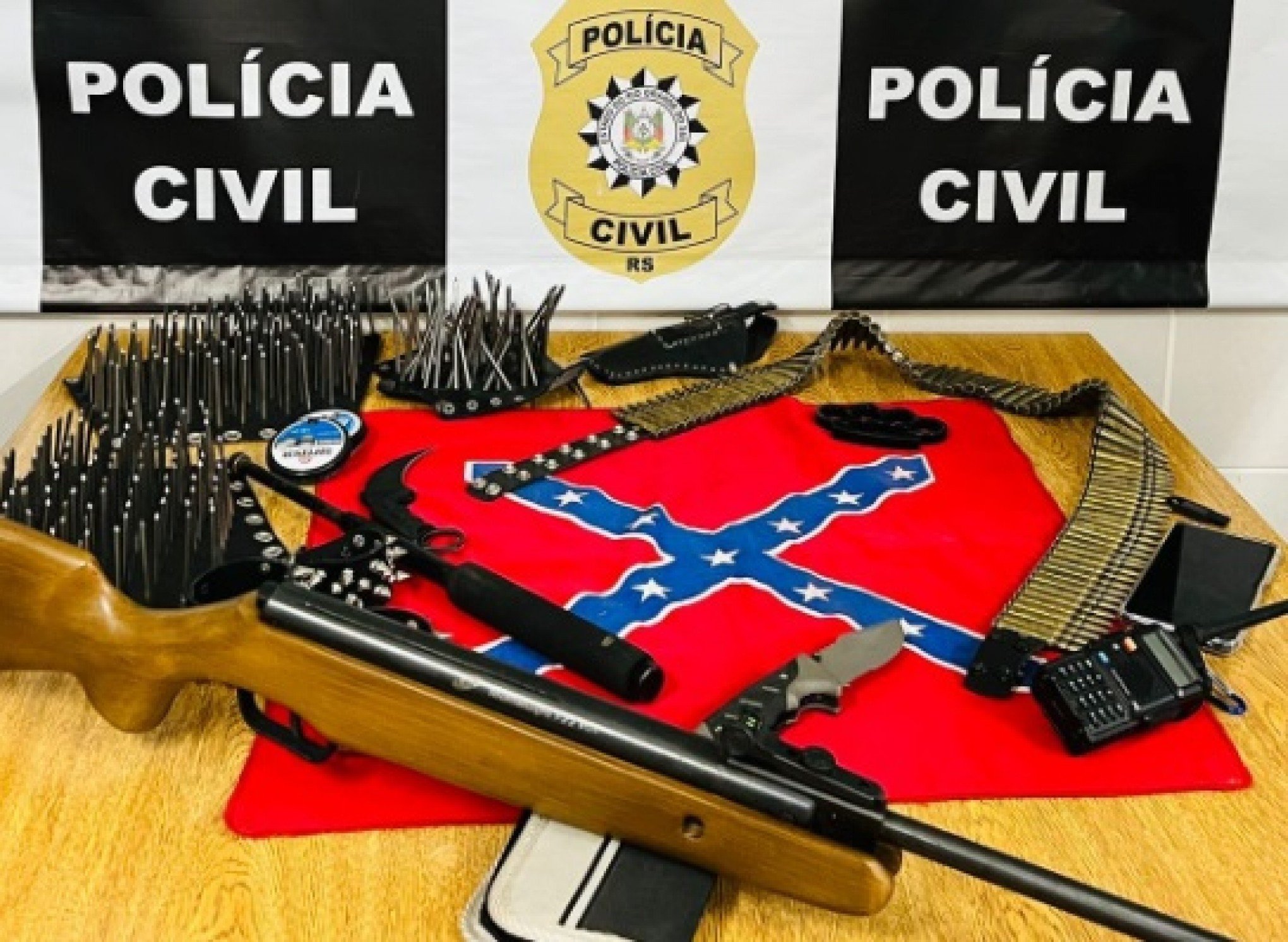 Bandeira considerada símbolo racista nos EUA é encontrada com adolescente em Canoas