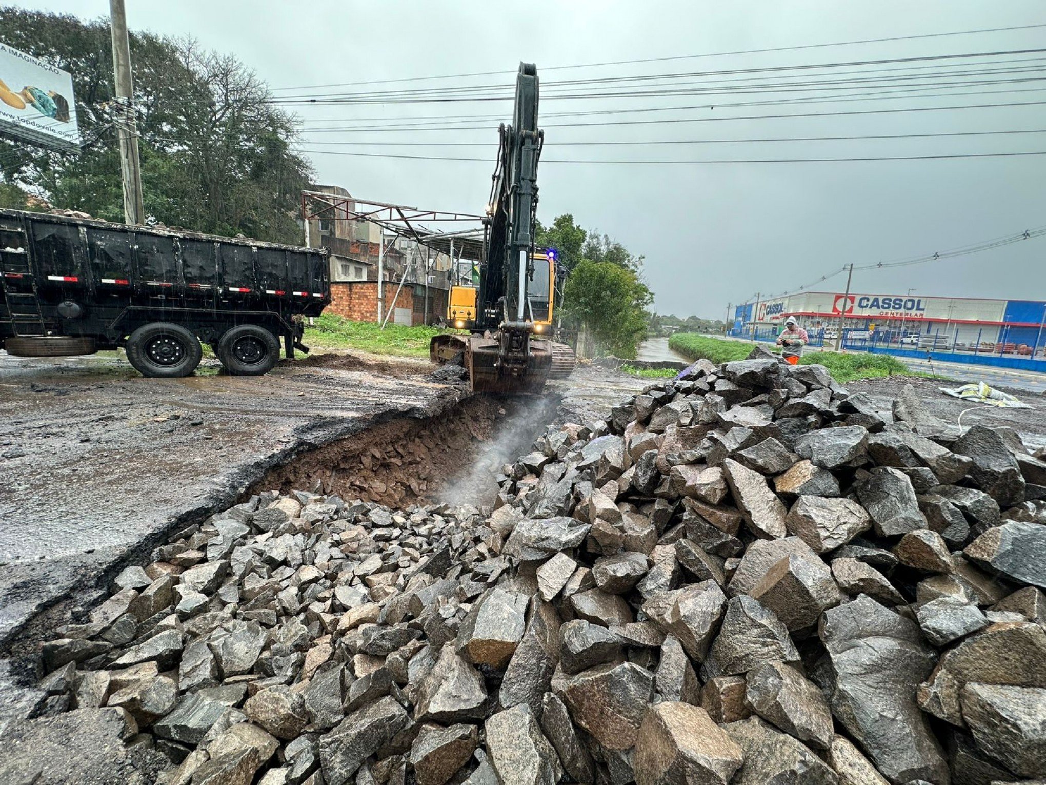 Cratera se forma na BR-116 e gera lentidão na rodovia