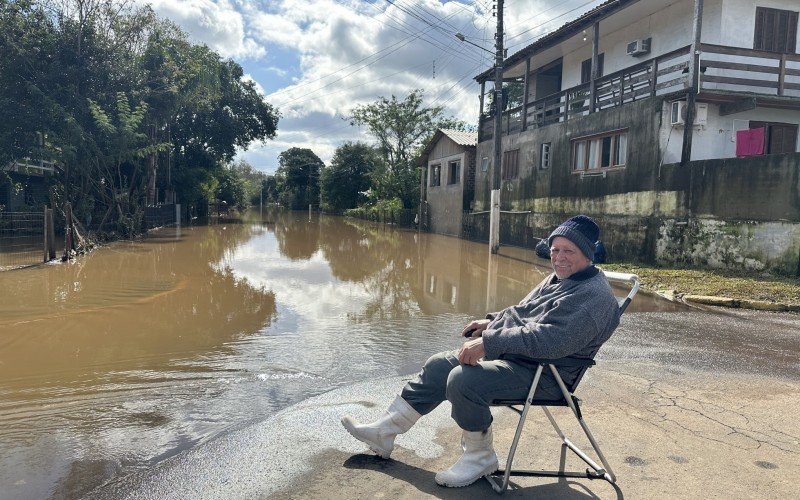 Hunfrei David esperava a água baixar sentado em uma cadeira de praia  | Jornal NH