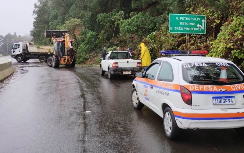 Bloqueio na perimetral em Gramado por deslizamento de terra