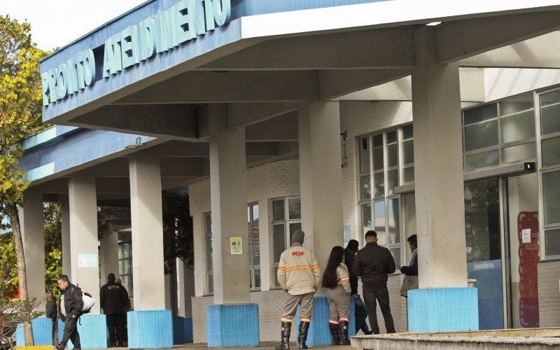 O ambiente era de comoção em frente ao Hospital de Pronto-Atendimento de Canoas (HPSC) nesta sexta-feira 