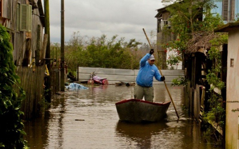 Moradores da Prainha do Paquetá começaram a usar barcos nesta sexta-feira (14)