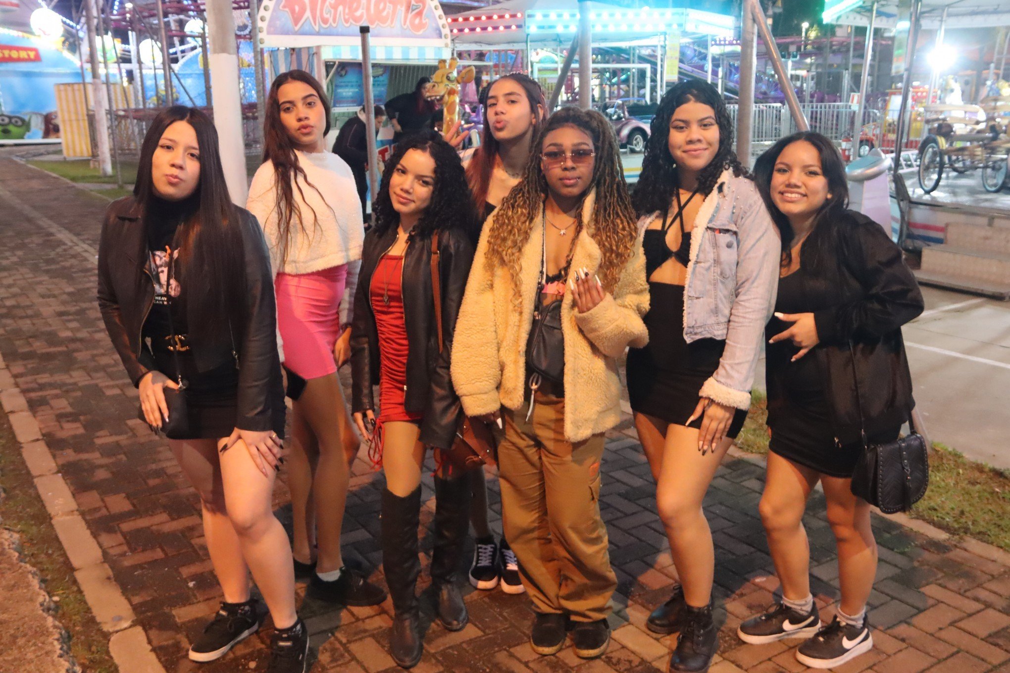 Amigas juntas para ver o show de MC Don Juan na SÃ£o Leopoldo Fest