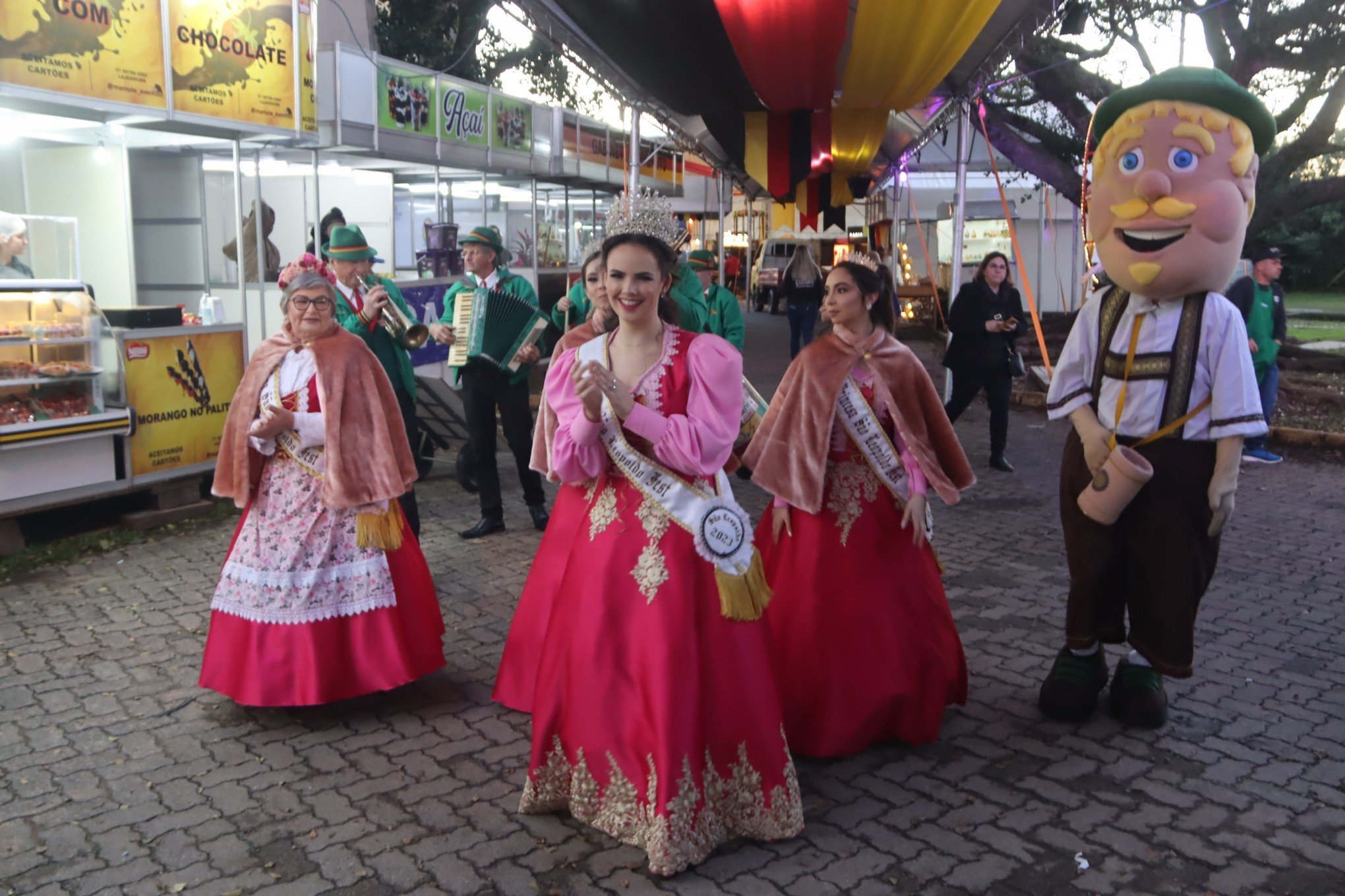 Corte da SÃ£o Leopoldo Fest caminhou por todos os espaÃ§os do evento dando Ã s boas-vindas aos visitantes