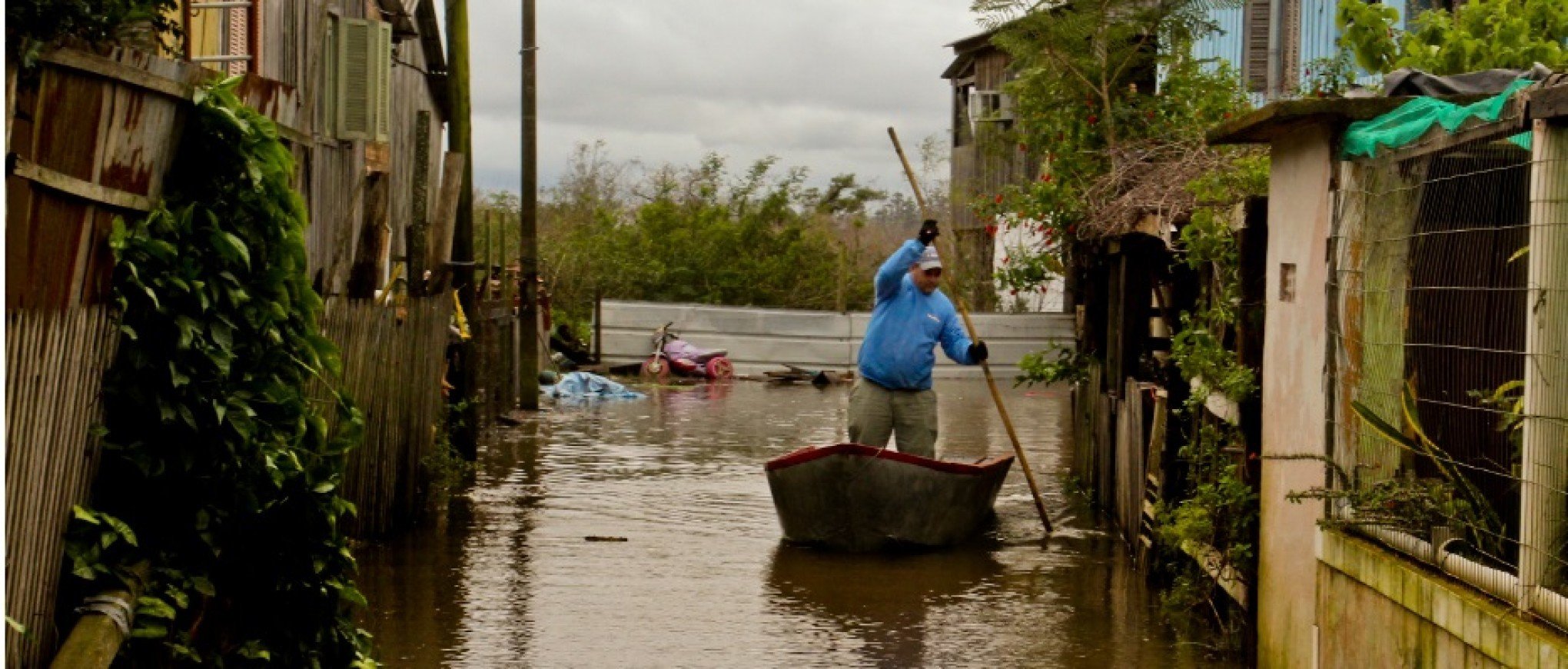 Rio dos Sinos sobe e primeiros moradores do Paquetá são obrigados a deixar casas