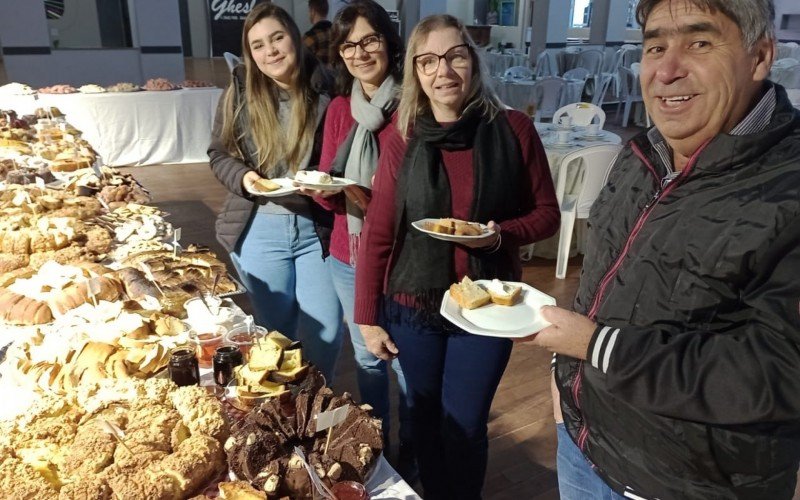 Mesa farta na Festa da ColÃ´nia em Taquara