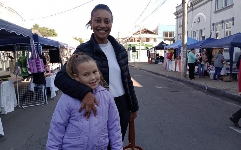 JJosiane Heimfarth  e a filha Manoela curtem a Festa da ColÃ´nia em Taquara