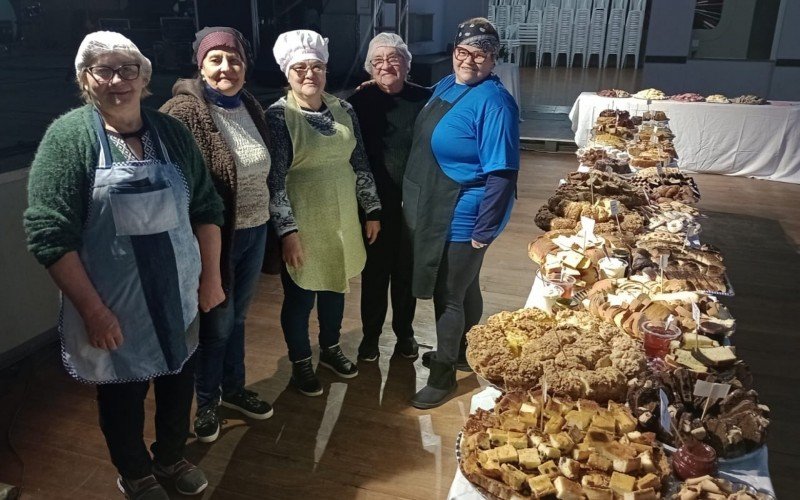 As produtoras Rosane de FÃ¡tima Lamb, Dulce Teresinha Schirmer , Margarete Martini, Albanita Pereira e DÃ©bora GonÃ§alves prepararam tudo para o cafÃ© da Festa da ColÃ²nia em Taquara