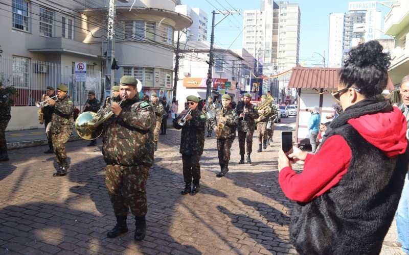 Banda do 19º BIMtz abriu o desfile oficial da São Leopoldo Fest 2023, na Rua Independência