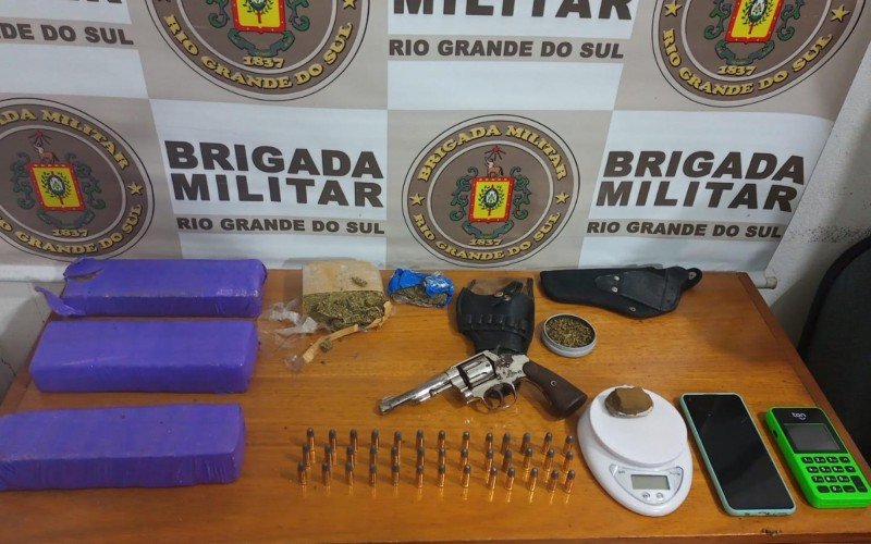 Drogas e uma arma foram apreendidas pela Brigada Militar