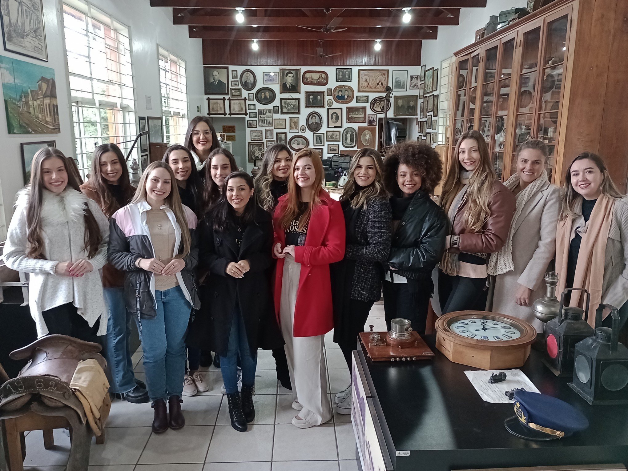 Candidatas à corte da Festa das Rosas no Museu Municipal com turismóloga Letícia Schumacher e assistente do espaço, Sabrina Gabriele Sander (as últimas à direita da foto) | Jornal NH