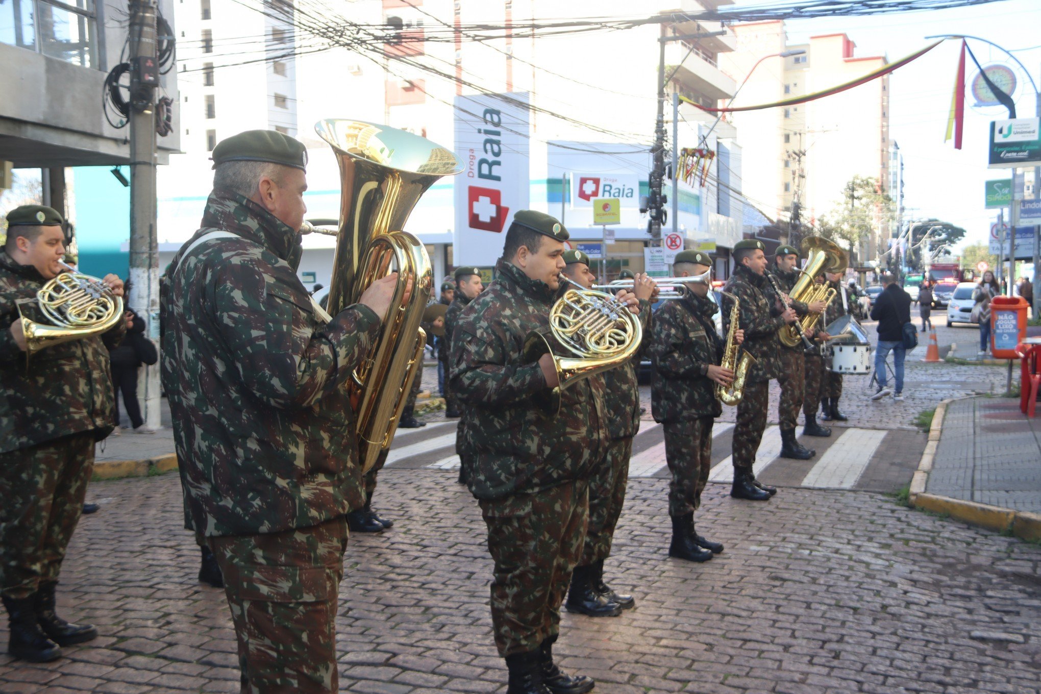 Desfile Oficial da SÃ£o Leopoldo Fest 2023 ocorreu na Rua IndependÃªncia