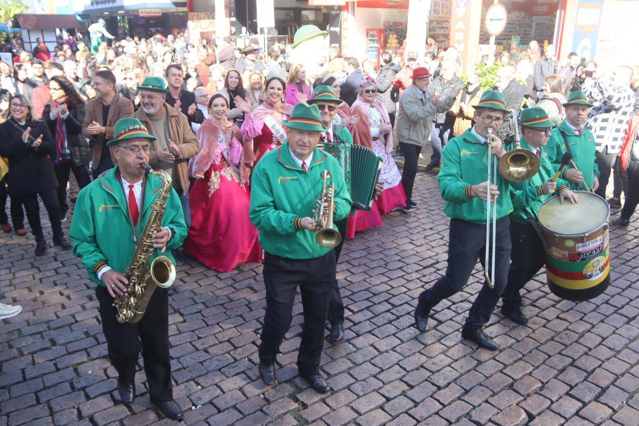 Desfile da São Leopoldo Fest abre a programação do fim de semana da festa