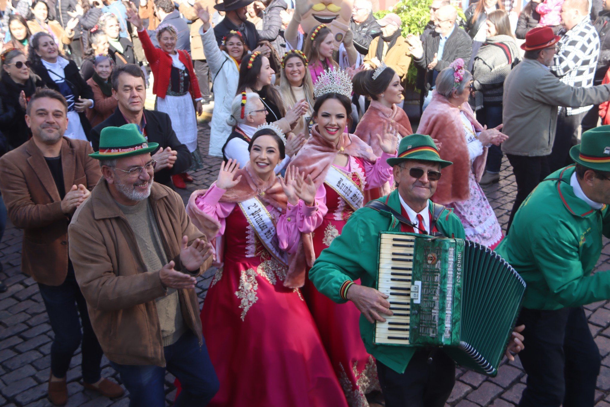 Desfile Oficial da SÃ£o Leopoldo Fest 2023 ocorreu na Rua IndependÃªncia