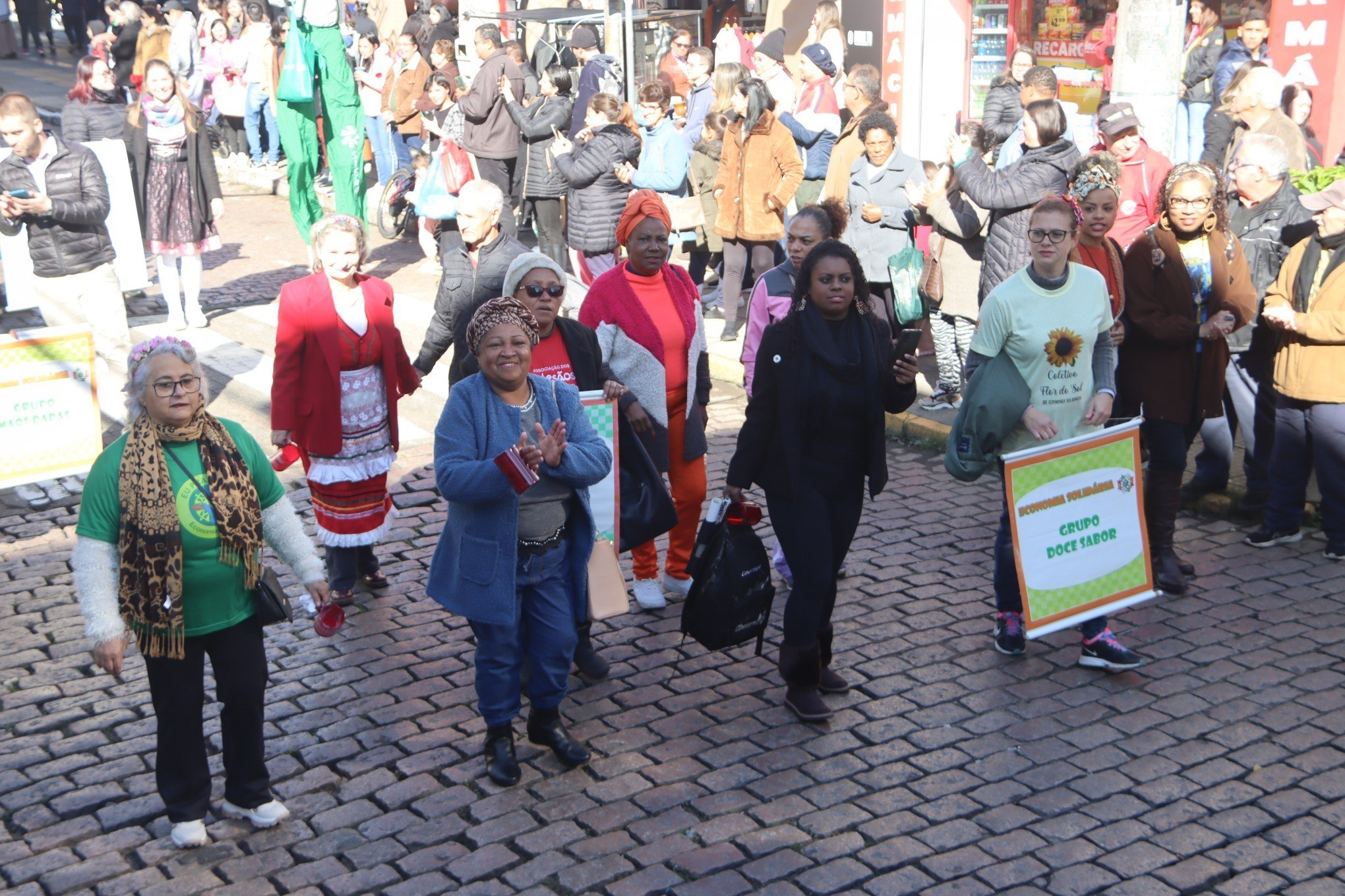 Desfile Oficial da SÃ£o Leopoldo Fest 2023 ocorreu na Rua IndependÃªncia