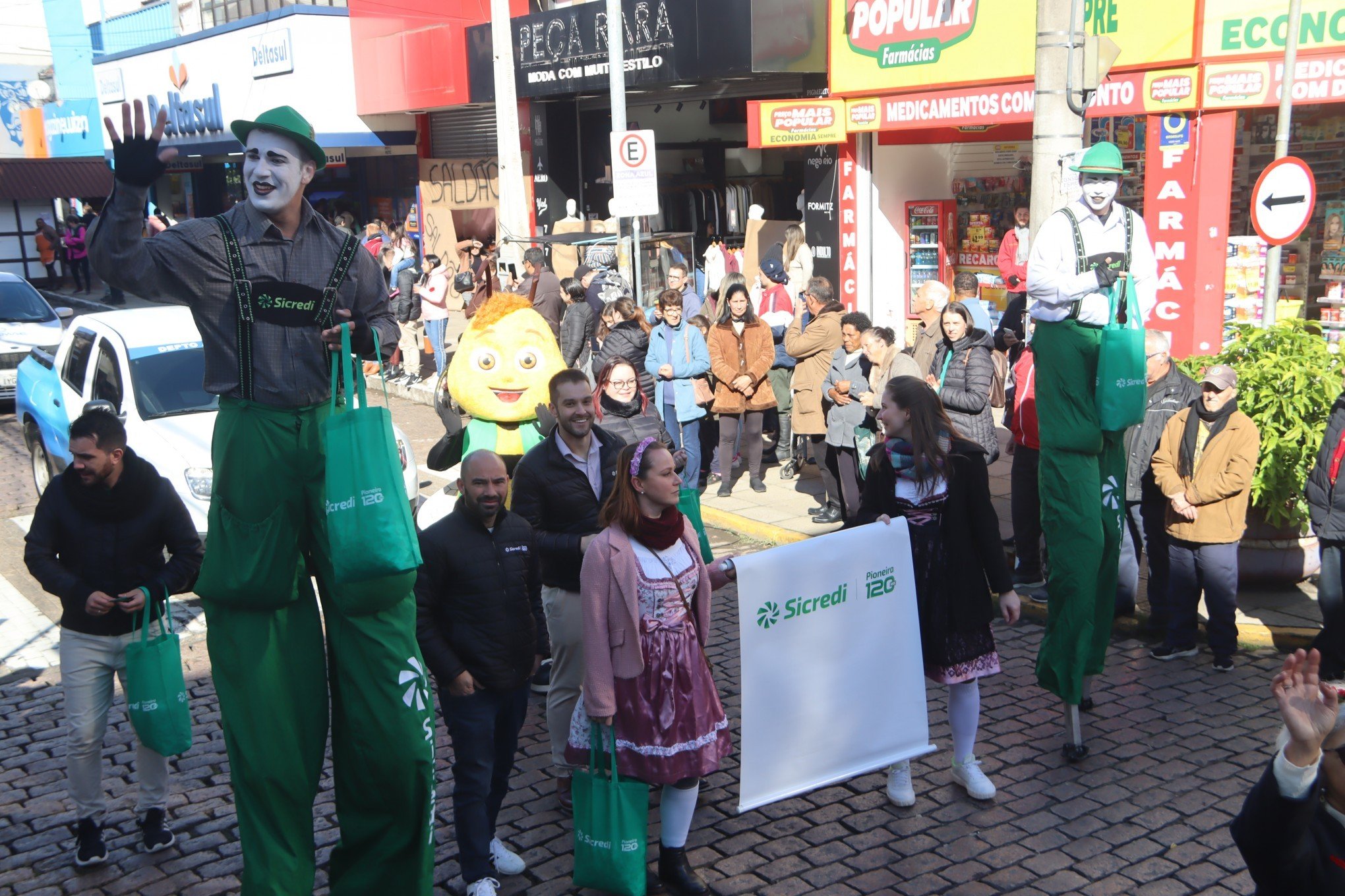 Desfile Oficial da SÃ£o Leopoldo Fest 2023 ocorreu na Rua IndependÃªncia