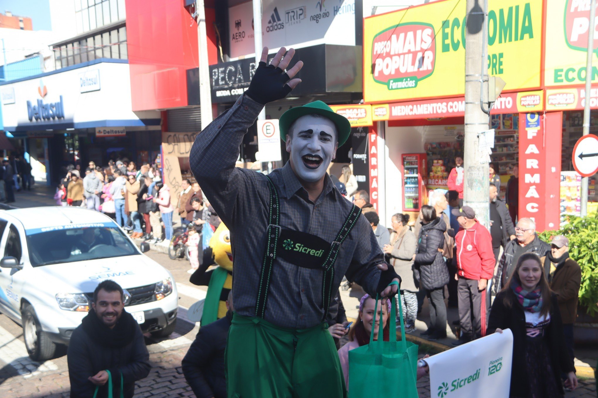 Desfile Oficial da SÃ£o Leopoldo Fest 2023 ocorreu na Rua IndependÃªncia