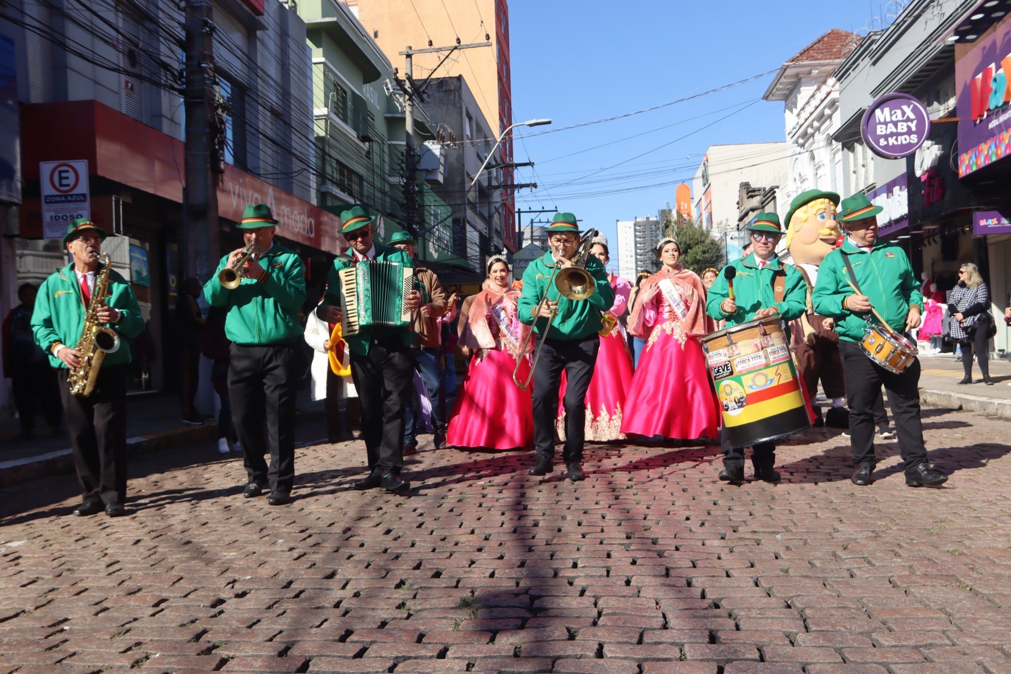 Desfile Oficial da SÃ£o Leopoldo Fest 2023 ocorreu na Rua IndependÃªncia