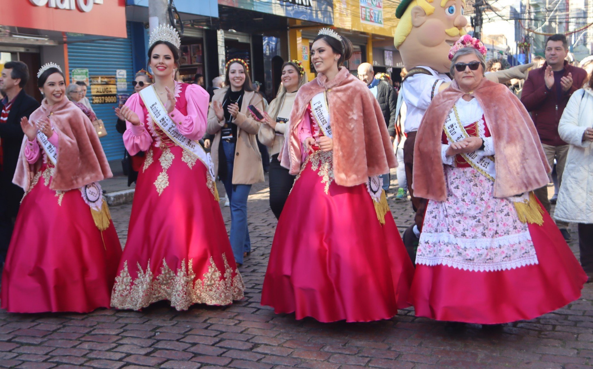 Desfile Oficial da SÃ£o Leopoldo Fest 2023 ocorreu na Rua IndependÃªncia