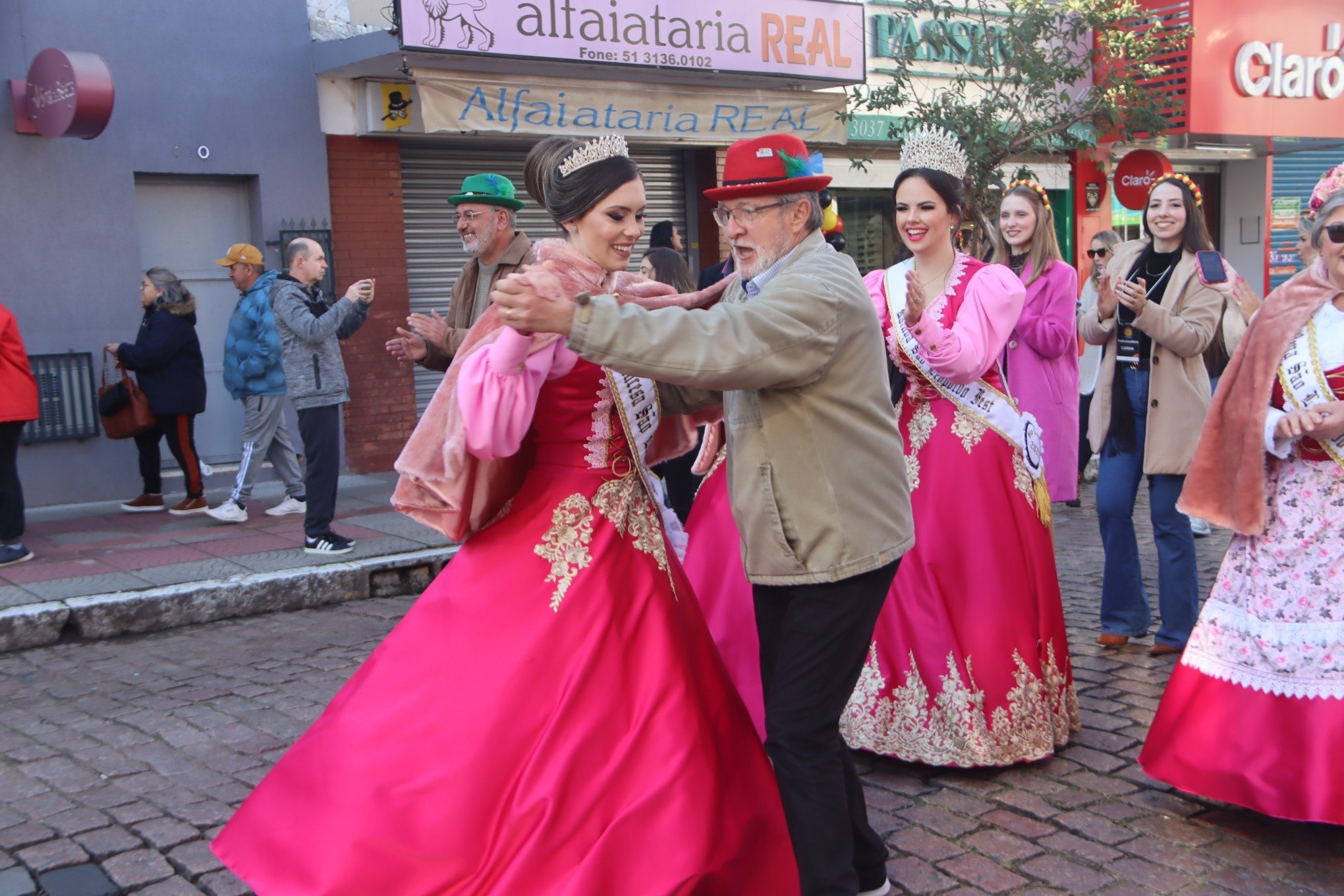 Desfile Oficial da SÃ£o Leopoldo Fest 2023 ocorreu na Rua IndependÃªncia