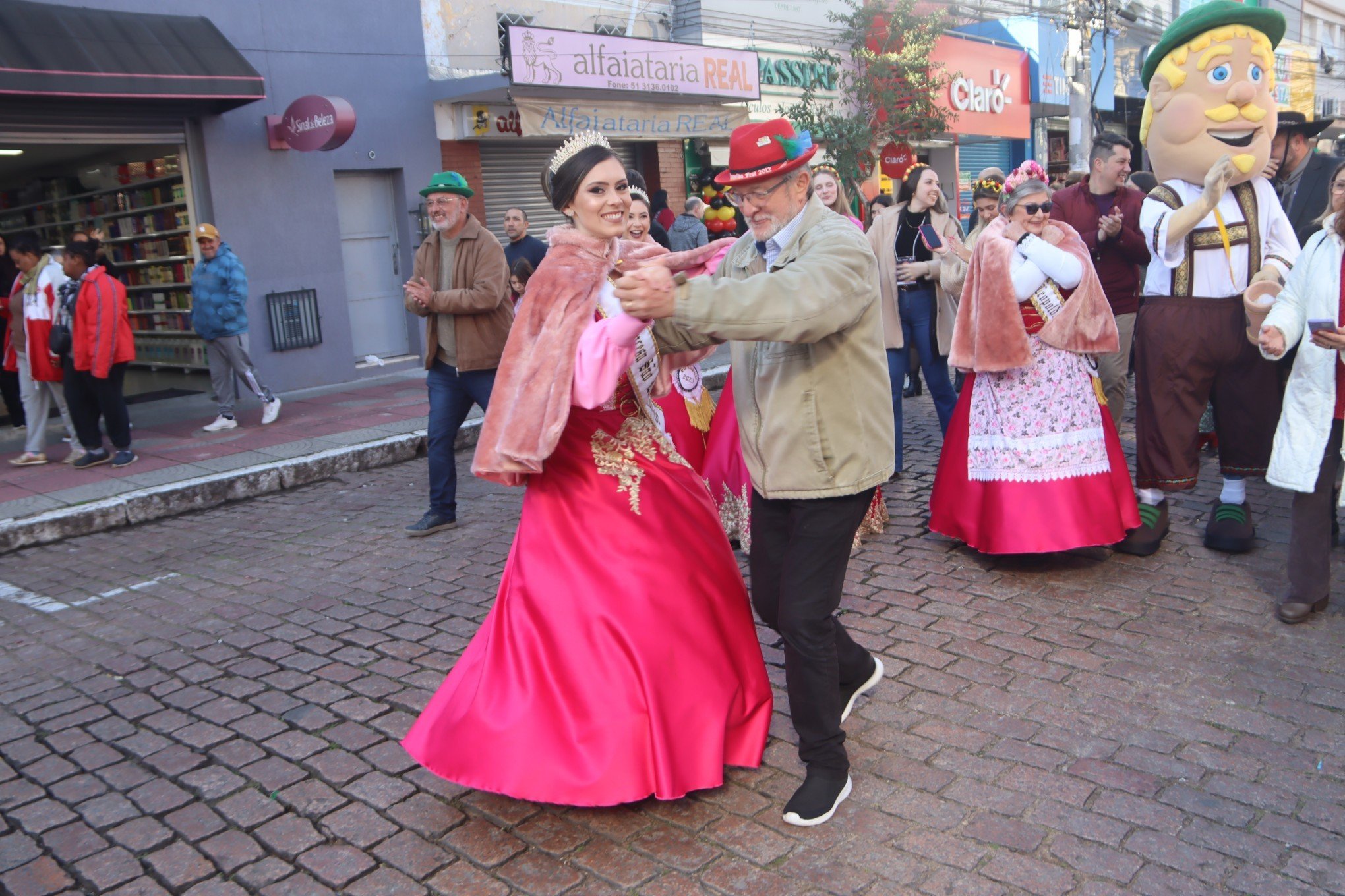 Desfile Oficial da SÃ£o Leopoldo Fest 2023 ocorreu na Rua IndependÃªncia