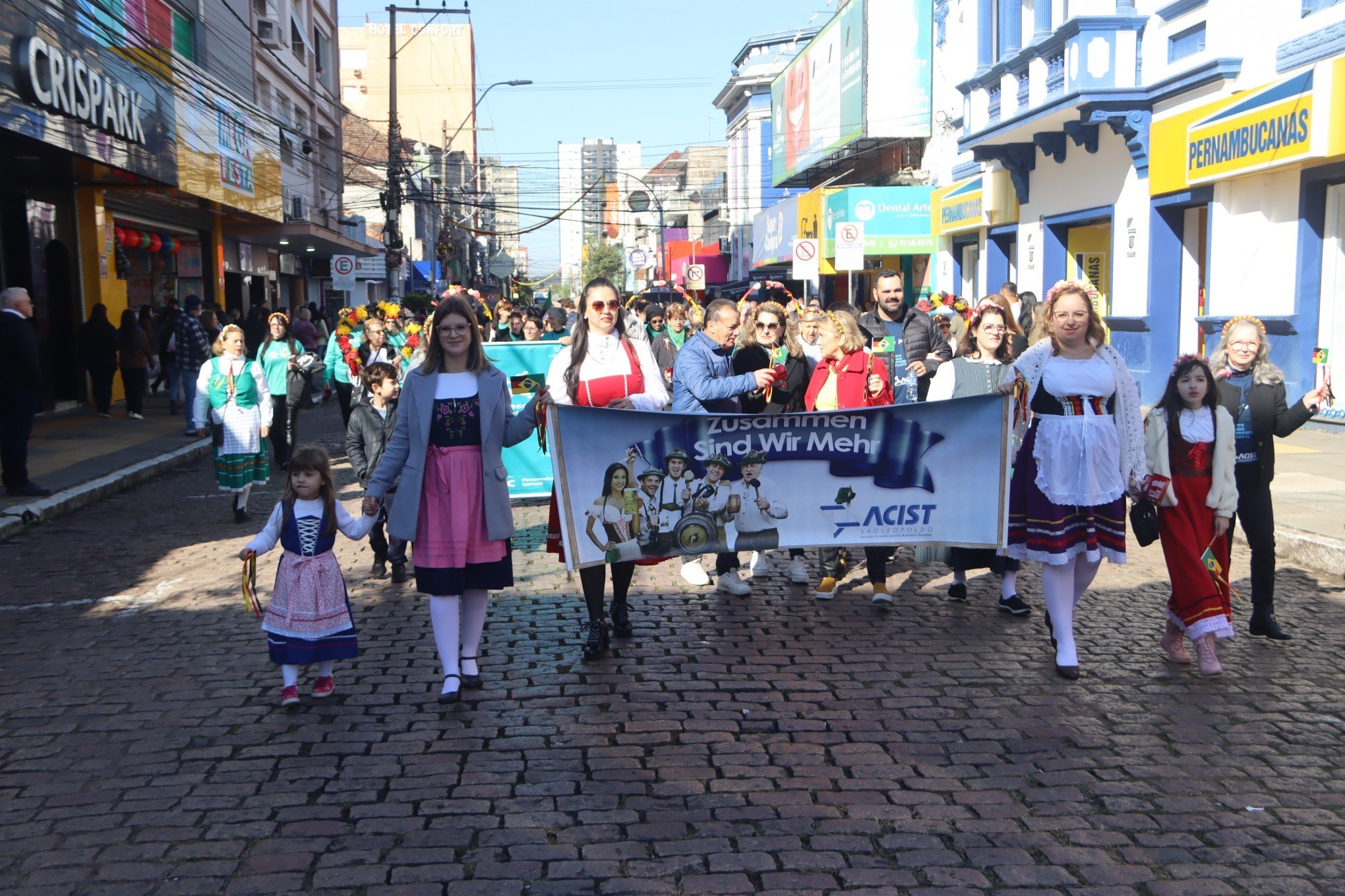 Desfile Oficial da SÃ£o Leopoldo Fest 2023 ocorreu na Rua IndependÃªncia