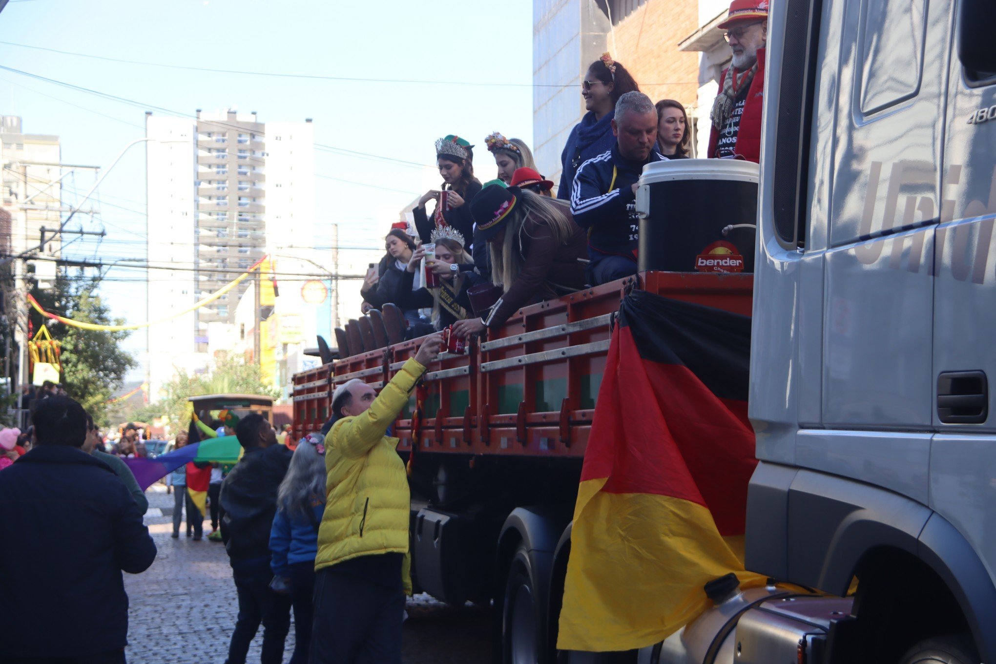 Desfile Oficial da SÃ£o Leopoldo Fest 2023 ocorreu na Rua IndependÃªncia