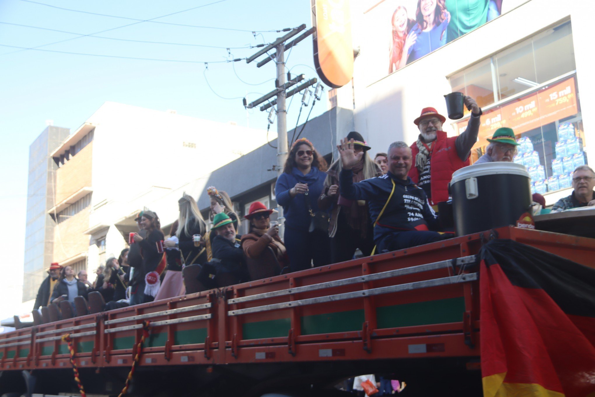 Desfile Oficial da SÃ£o Leopoldo Fest 2023 ocorreu na Rua IndependÃªncia