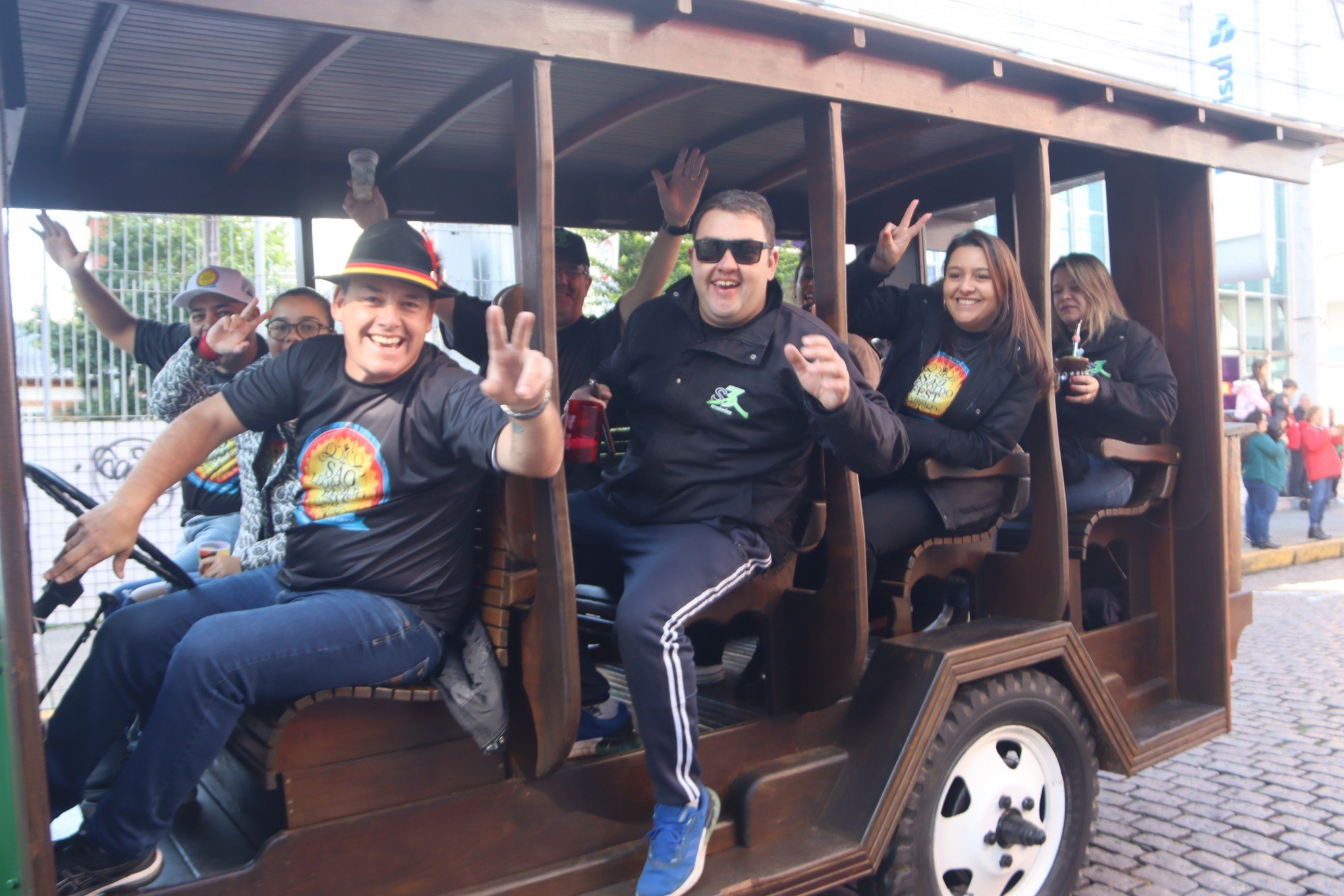 Desfile Oficial da SÃ£o Leopoldo Fest 2023 ocorreu na Rua IndependÃªncia