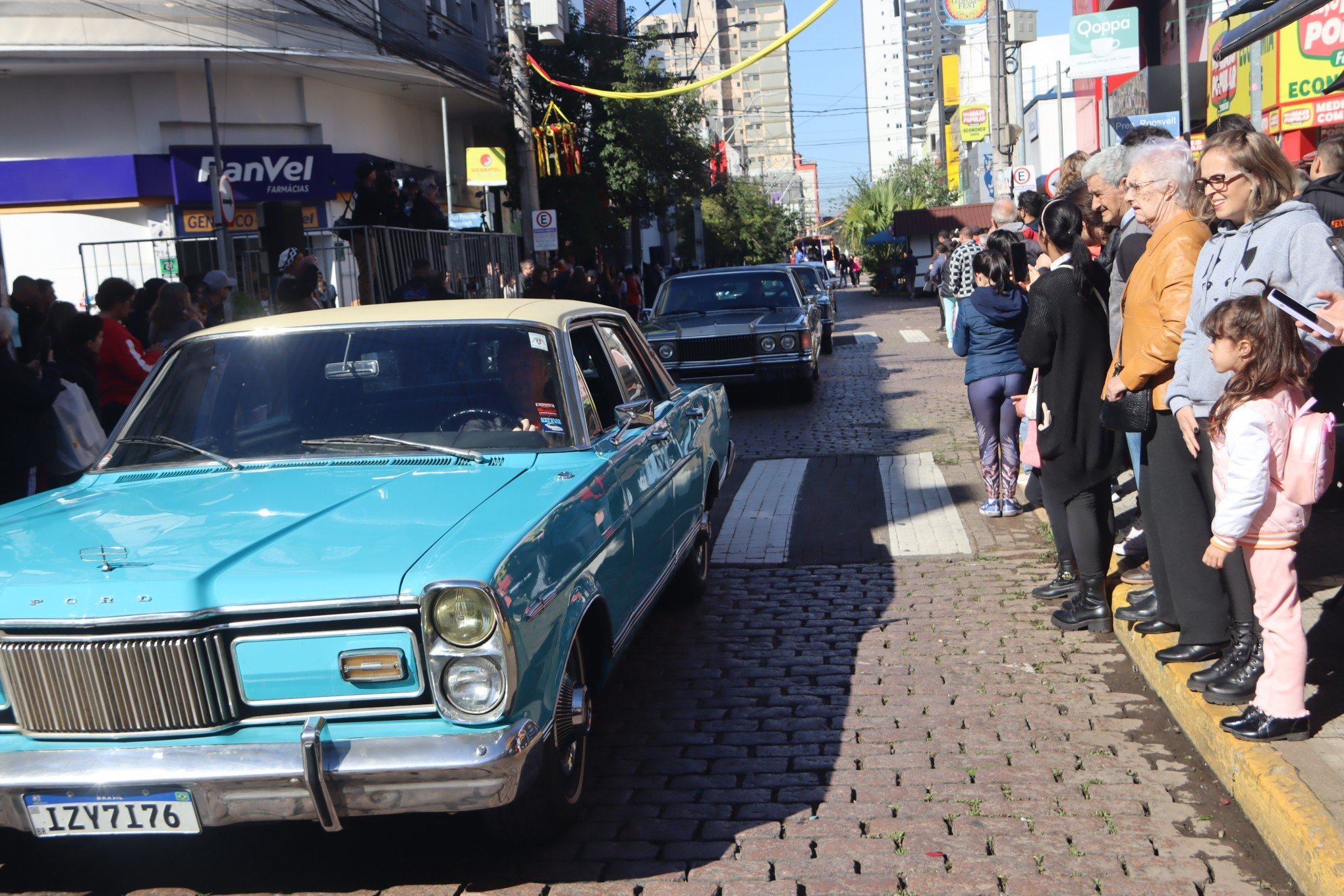 Desfile Oficial da SÃ£o Leopoldo Fest 2023 ocorreu na Rua IndependÃªncia