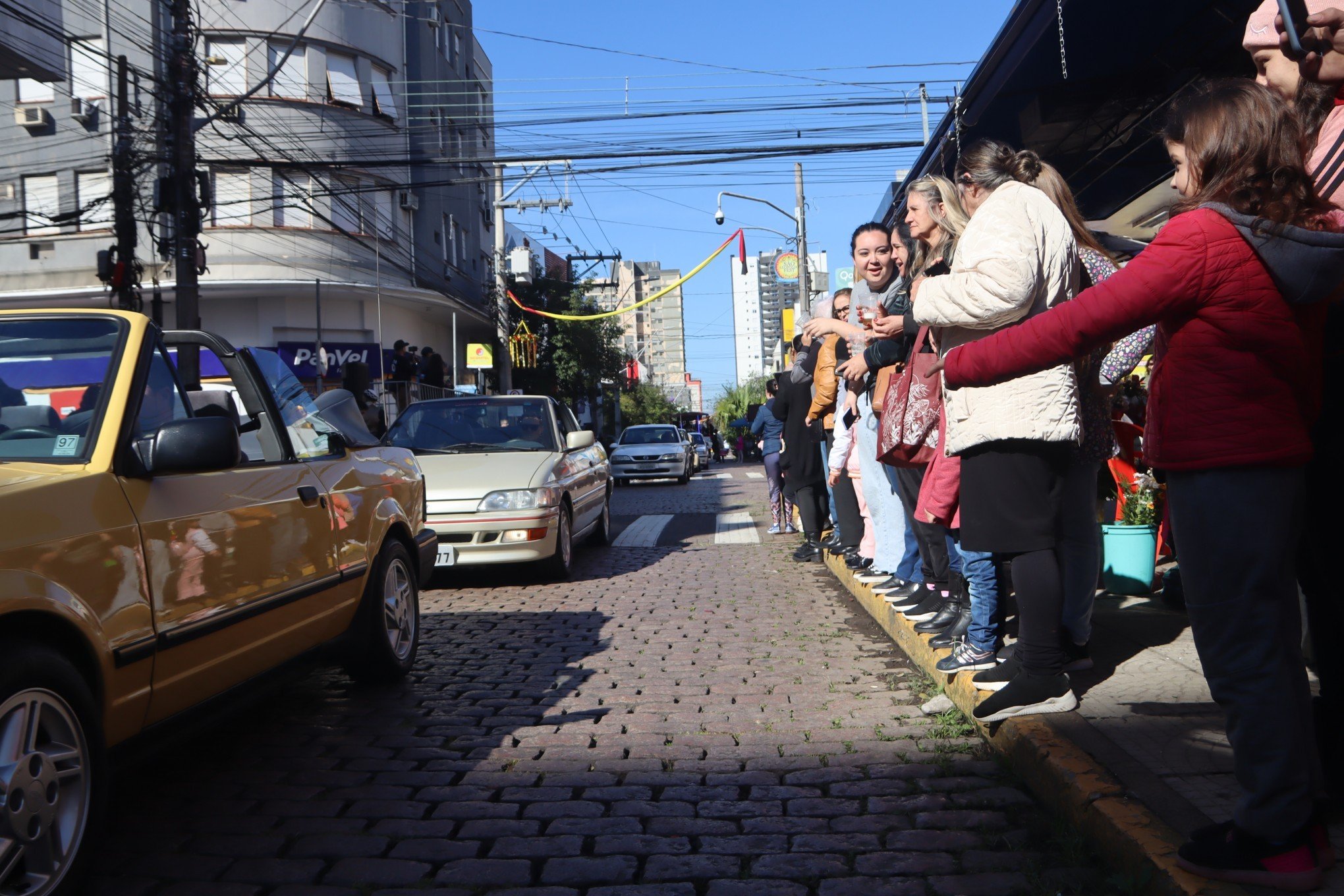 Desfile Oficial da SÃ£o Leopoldo Fest 2023 ocorreu na Rua IndependÃªncia