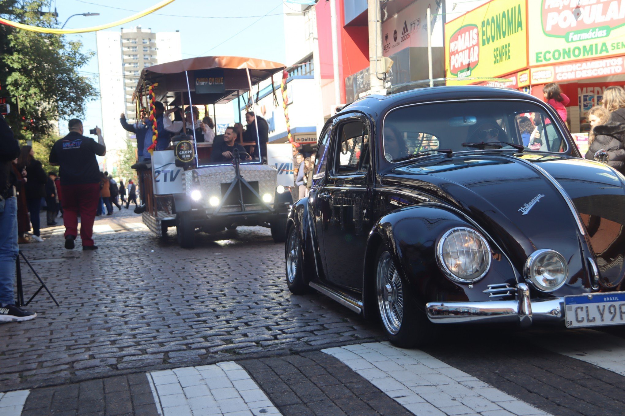 Desfile Oficial da SÃ£o Leopoldo Fest 2023 ocorreu na Rua IndependÃªncia