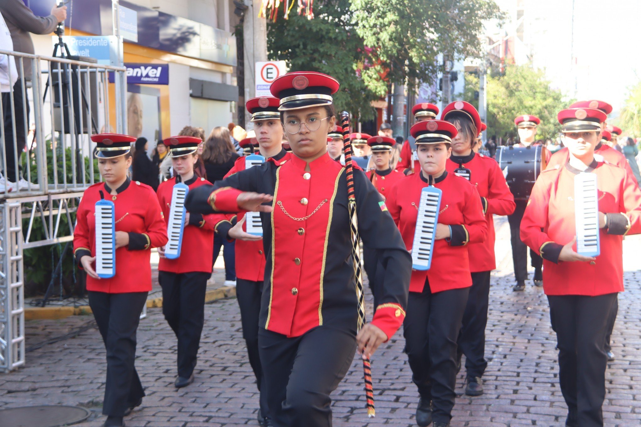 Desfile Oficial da SÃ£o Leopoldo Fest 2023 ocorreu na Rua IndependÃªncia