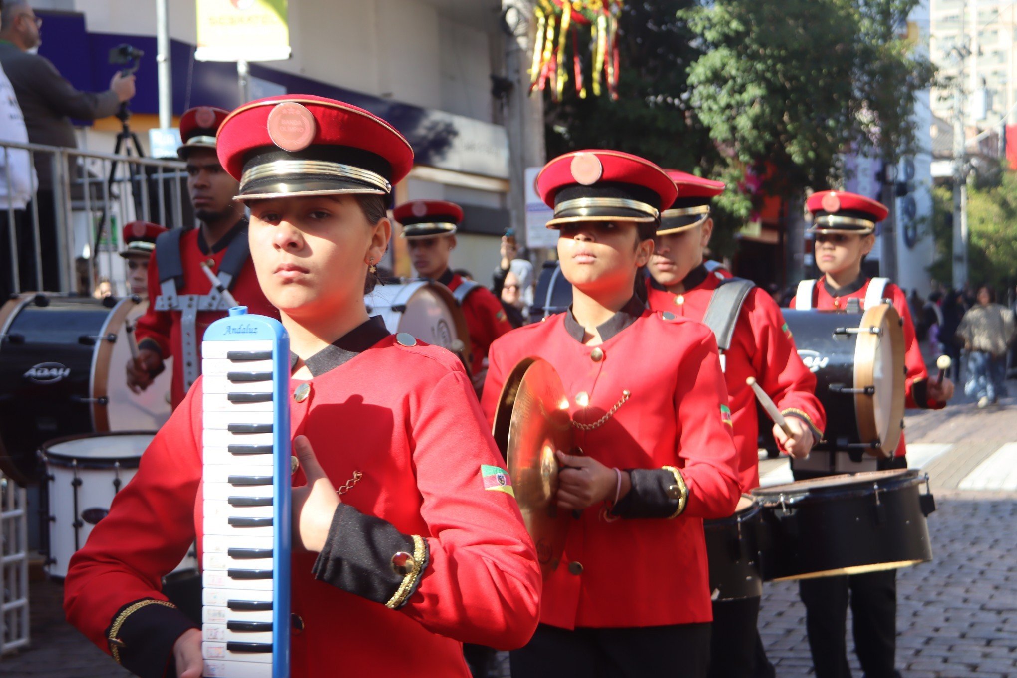 Desfile Oficial da SÃ£o Leopoldo Fest 2023 ocorreu na Rua IndependÃªncia